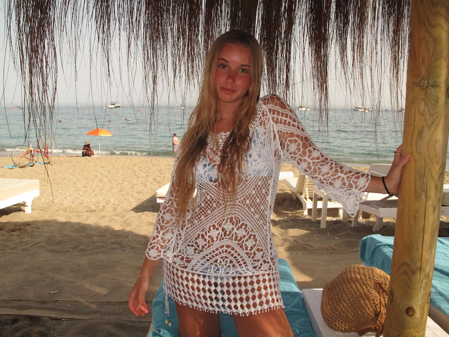 Taína Gravier en bikini celeste y blanca y vestido calado. (Foto: Instagram/@tainagravier)