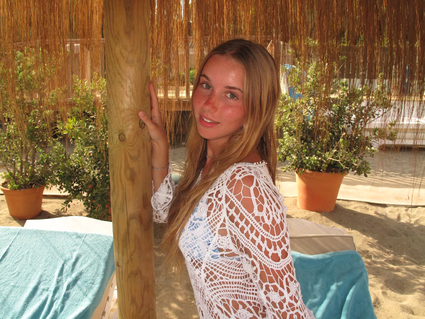 Taína Gravier en bikini celeste y blanca y vestido calado. (Foto: Instagram/@tainagravier)
