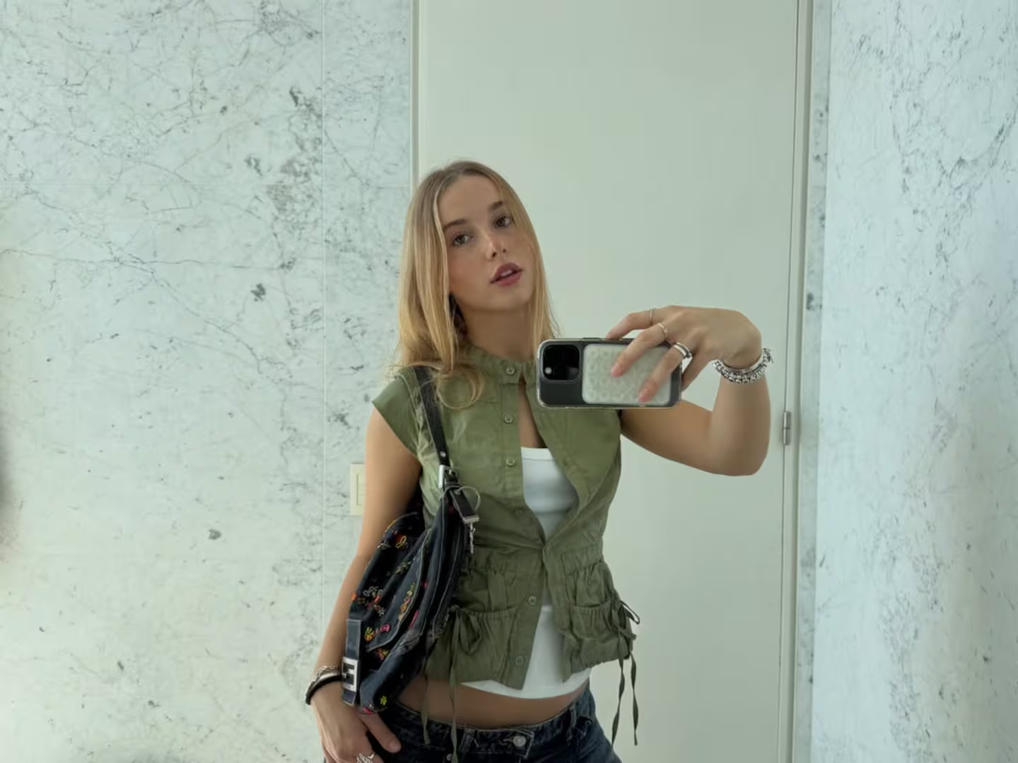 Taina Gravier con un look trendy y estilo propio Foto: @tainagravier