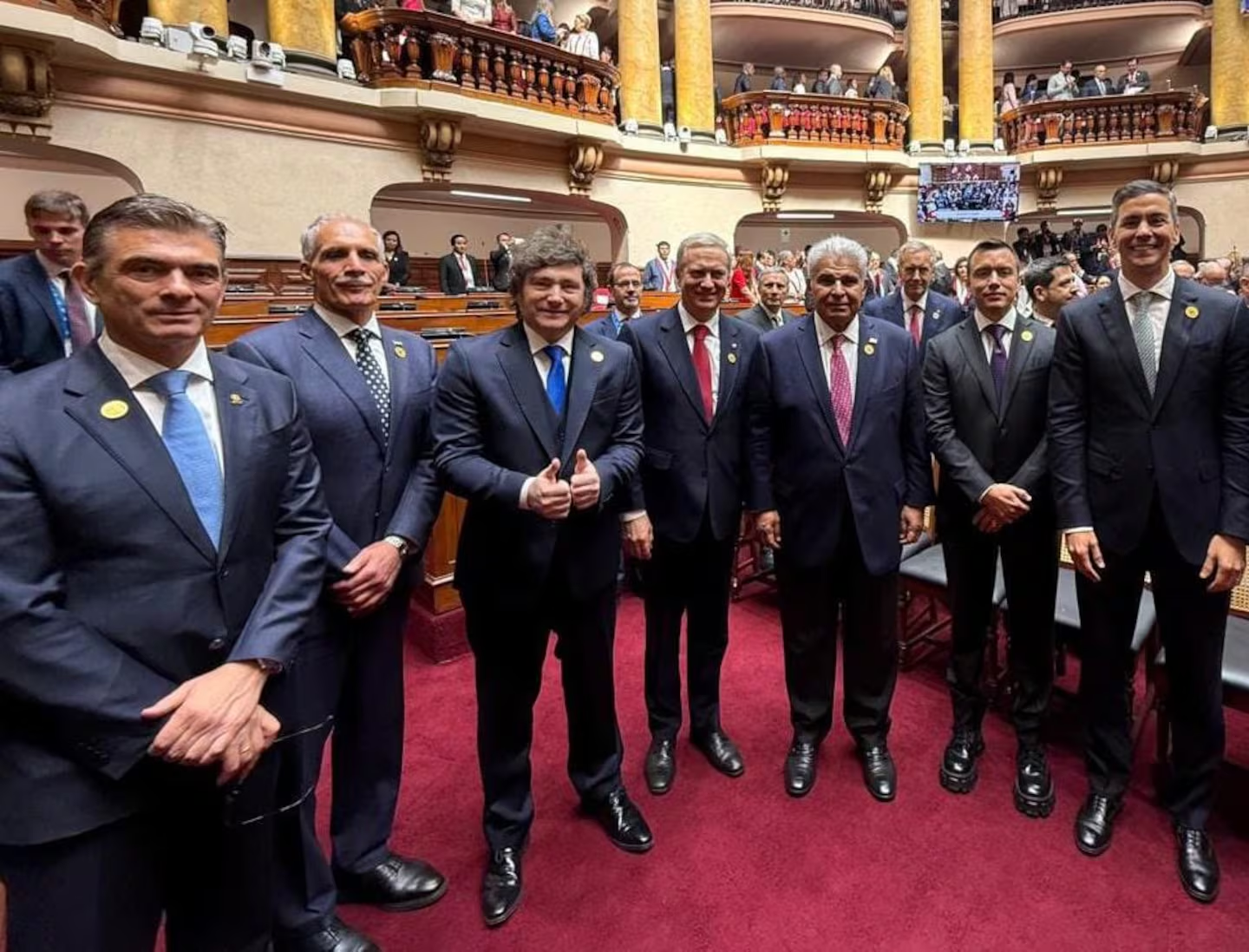 Javier Milei junto a Rodrigo Paz, de Bolivia, Nasry Asfura de Honduras, José Antonio Kast, de Chile, José Raúl Mulino, de Panamá, Daniel Noboa, de Ecuador, y Santiago Peña, de Paraguay; en la asunción de Keiko Fujimori. (Foto: X @slcaputo)