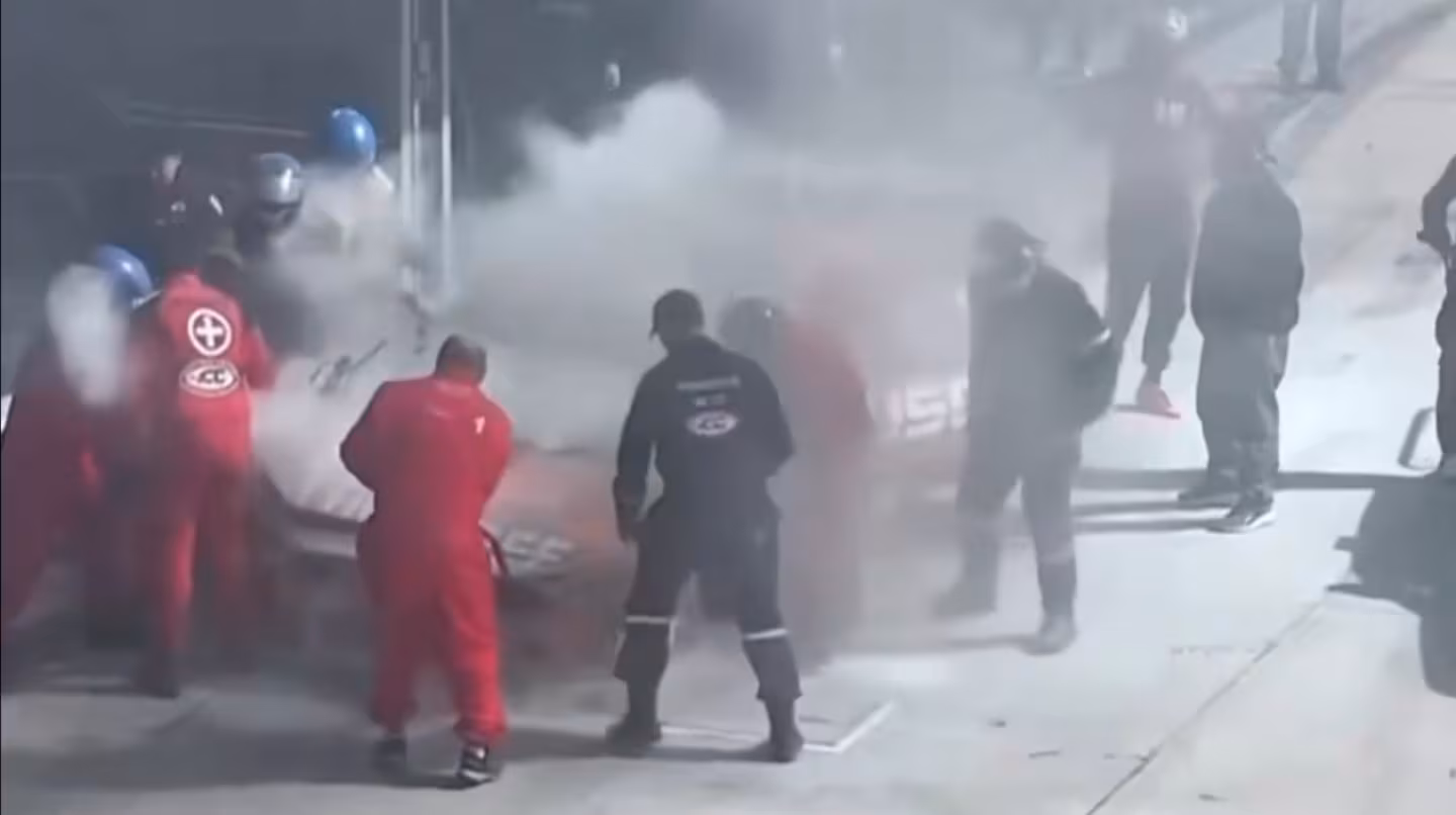 Momento de terror en el Turismo Carretera: el auto de Mauricio Lambiris se incendió en plena carga de combustible