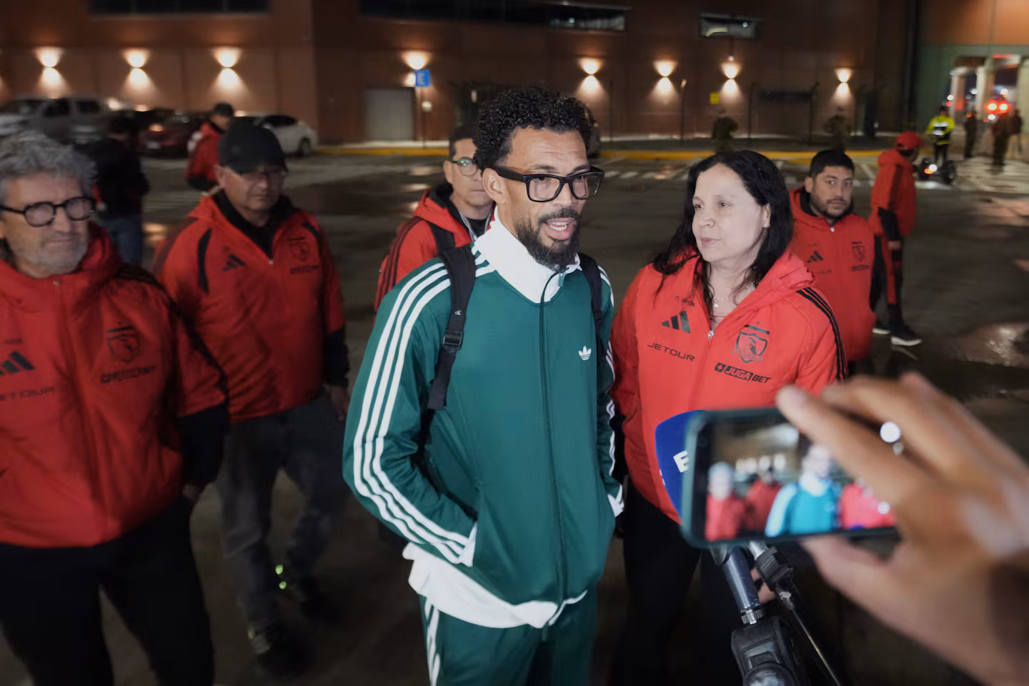 Locura por Vozinha: el arquero sensación del Mundial llegó a Chile y fue recibido por una multitud de hinchas de Colo Colo